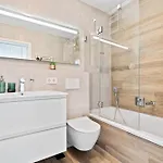 Luxurious Retreat Balcony & Pool Access