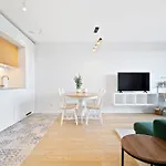 Apartment Luxurious Retreat Balcony & Pool Access