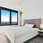 Apartment Luxurious Retreat Balcony & Pool Access *