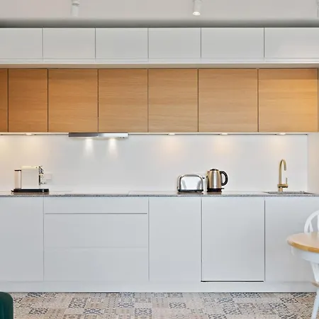 Luxurious Retreat Balcony & Pool Access