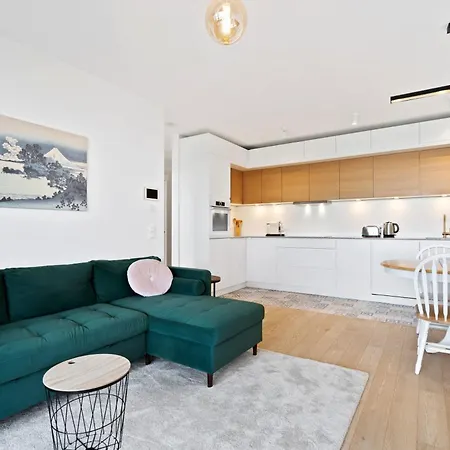 Luxurious Retreat Balcony & Pool Access