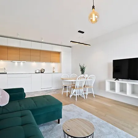 Apartment Luxurious Retreat Balcony & Pool Access