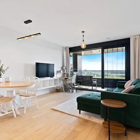 Luxurious Retreat Balcony & Pool Access דירה *