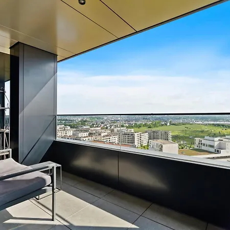 Luxurious Retreat Balcony & Pool Access