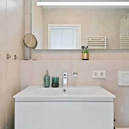 Luxurious Retreat Balcony & Pool Access