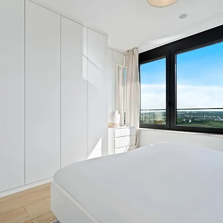 Luxurious Retreat Balcony & Pool Access *