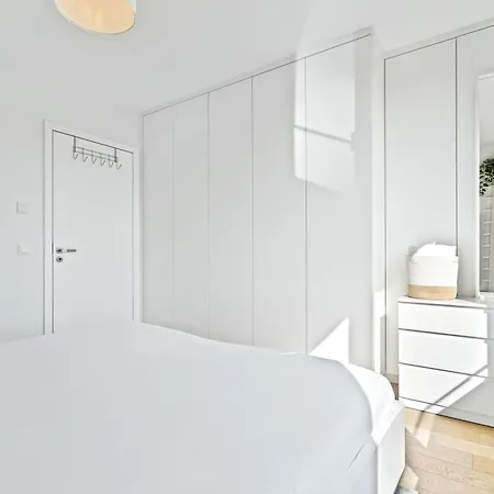 Luxurious Retreat Balcony & Pool Access * Luxemburgo