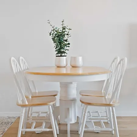 דירה Luxurious Retreat Balcony & Pool Access