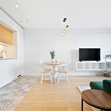 דירה Luxurious Retreat Balcony & Pool Access