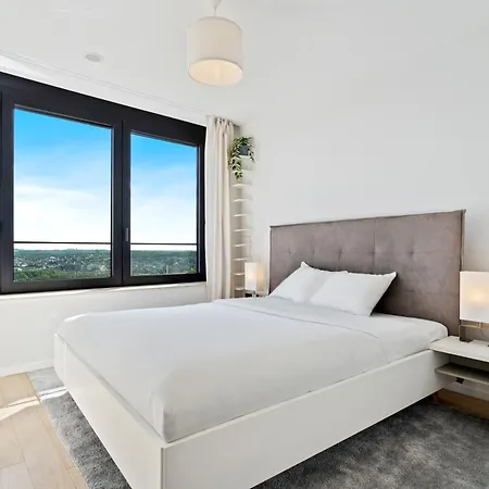 Apartman Luxurious Retreat Balcony & Pool Access *