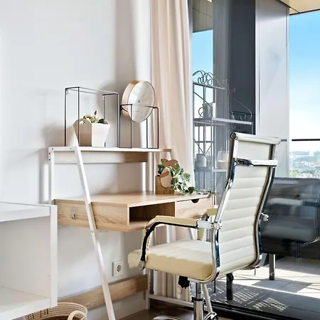 Apartment Luxurious Retreat Balcony & Pool Access