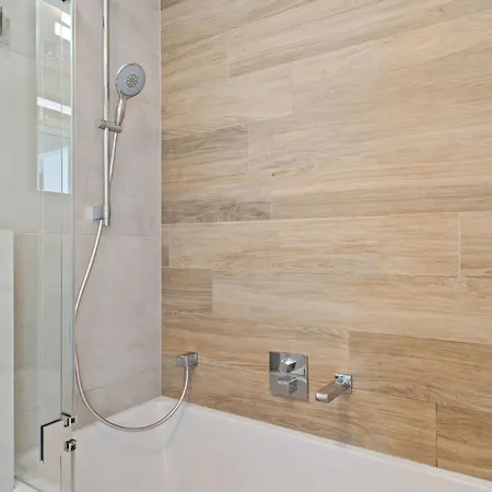 Luxurious Retreat Balcony & Pool Access Apartment *