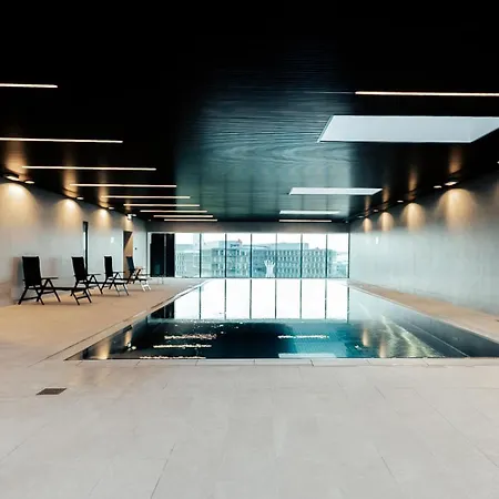 Apartman Luxurious Retreat Balcony & Pool Access *