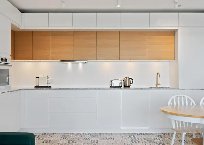 Luxurious Retreat Balcony & Pool Access