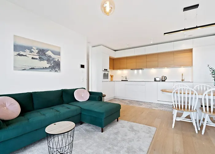 Luxurious Retreat Balcony & Pool Access