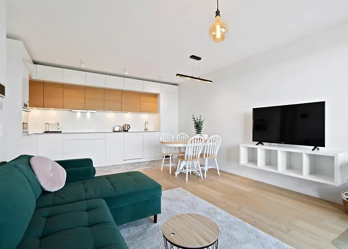 Apartament Luxurious Retreat Balcony & Pool Access