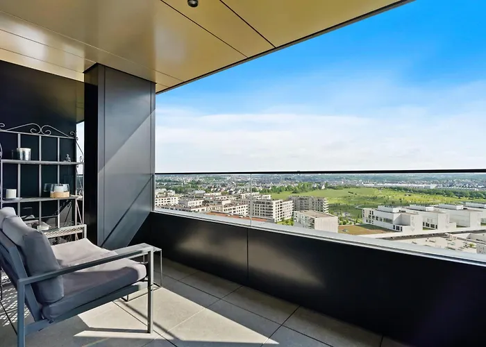 Luxurious Retreat Balcony & Pool Access