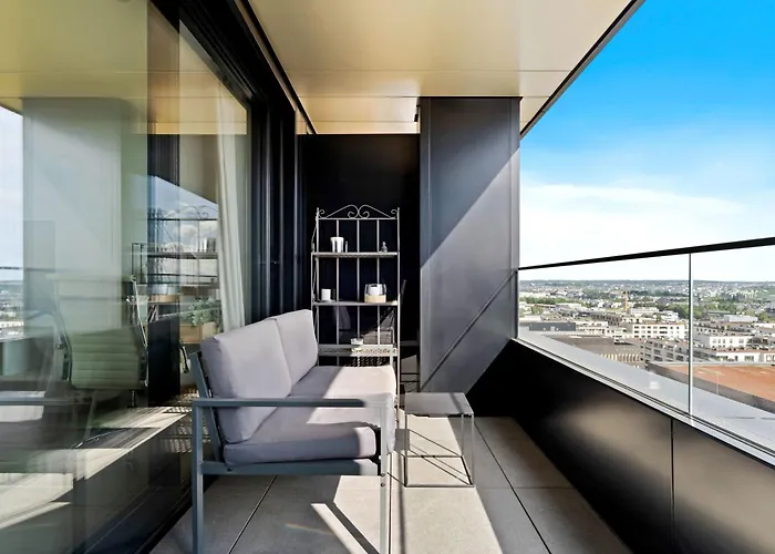 Luxurious Retreat Balcony & Pool Access