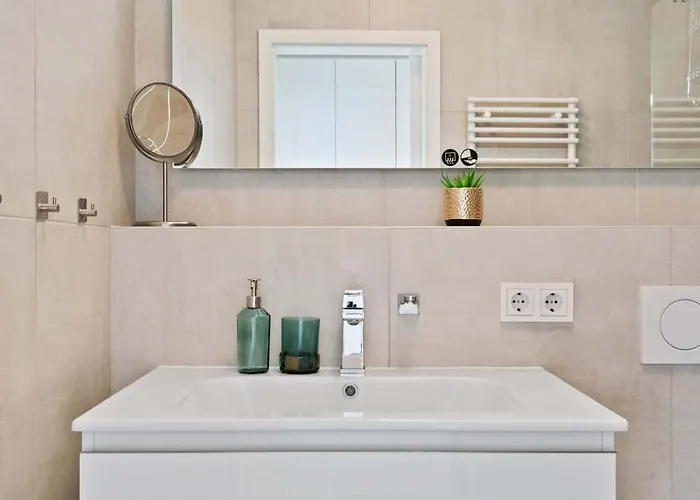 Luxurious Retreat Balcony & Pool Access