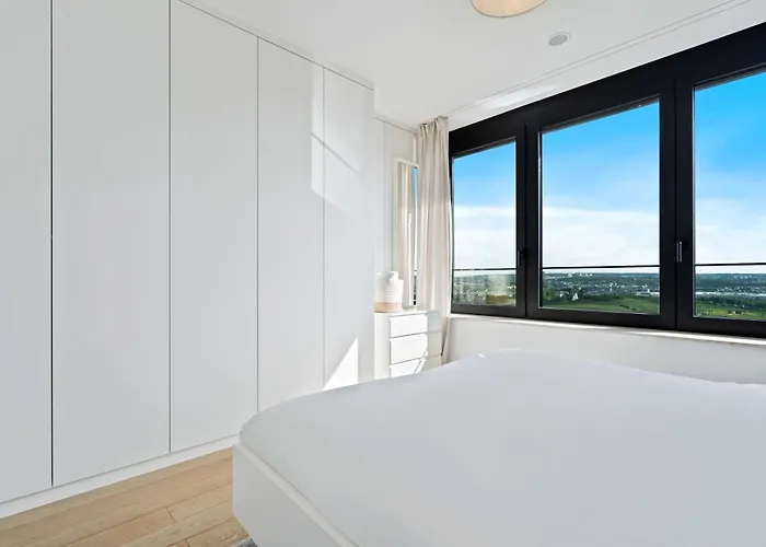 Luxurious Retreat Balcony & Pool Access *