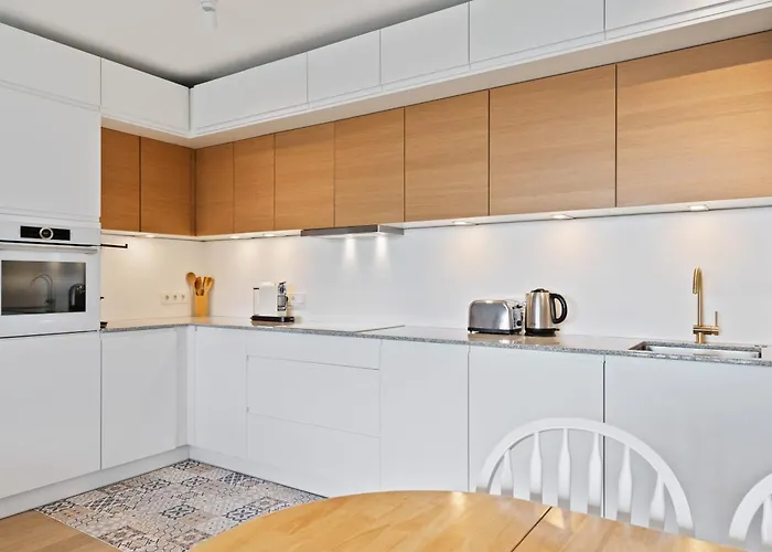 Luxurious Retreat Balcony & Pool Access *