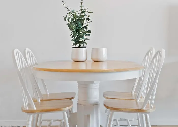 Apartament Luxurious Retreat Balcony & Pool Access