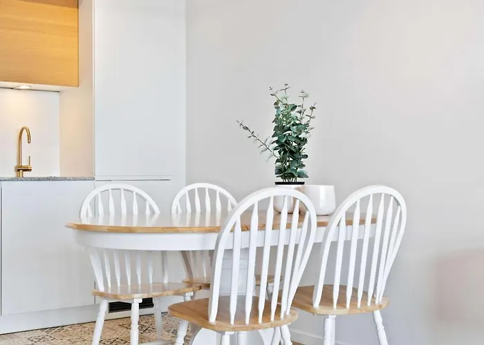 Luxurious Retreat Balcony & Pool Access *