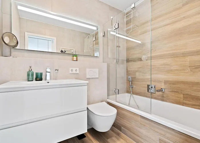 Luxurious Retreat Balcony & Pool Access