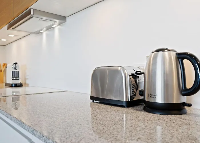 Luxurious Retreat Balcony & Pool Access Apartamento