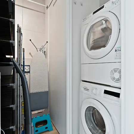 Luxurious Retreat Balcony & Pool Access 아파트 *
