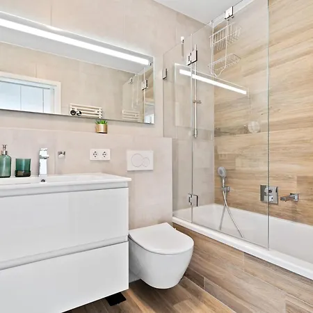 Luxurious Retreat Balcony & Pool Access